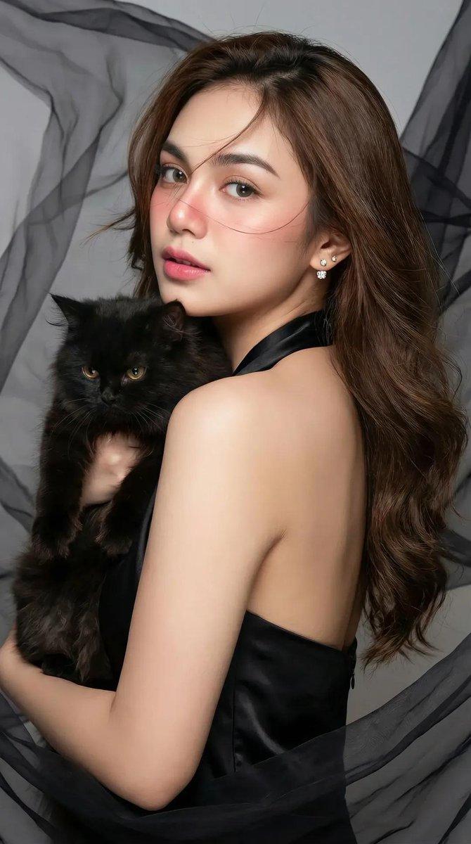 一位亚洲女性与一只黑猫的时尚肖像