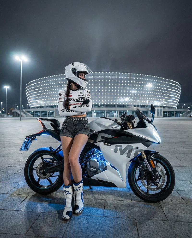 夜间运动摩托车手肖像