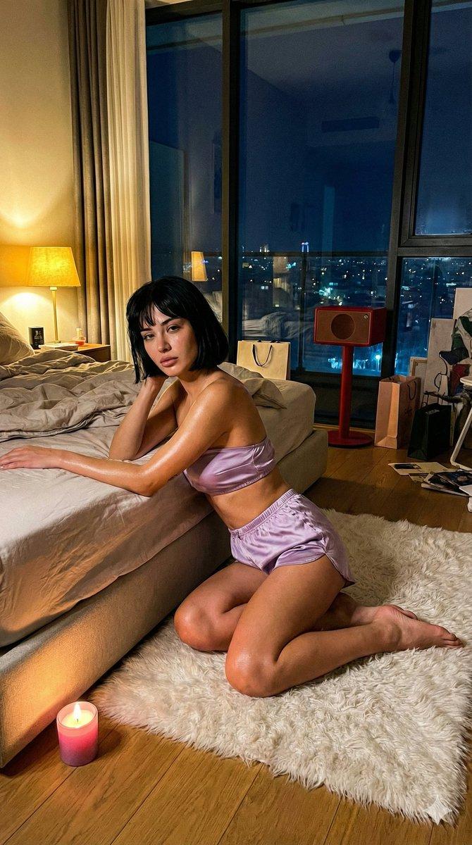 伊斯坦布尔电影级夜间卧室场景提示