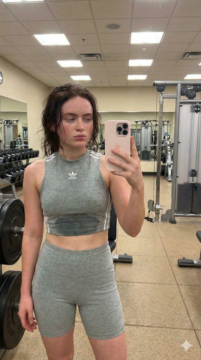 Sadie Sink 健身房镜子自拍超写实主义
