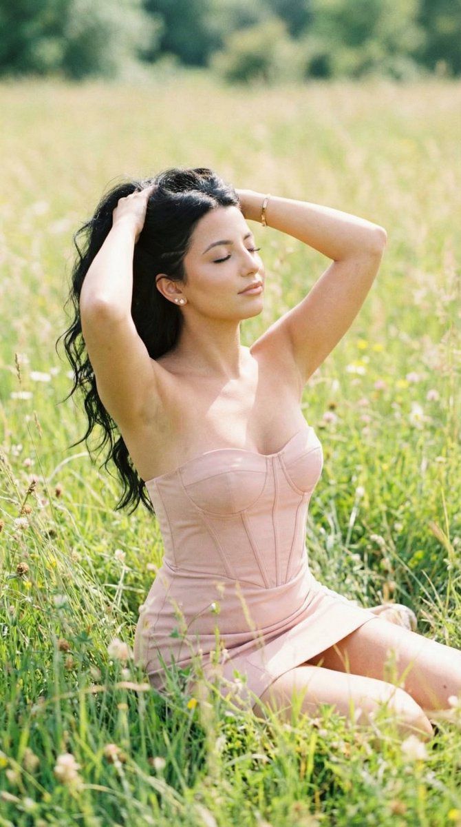Pastel Meadow 时尚大片,带胶片雾化效果