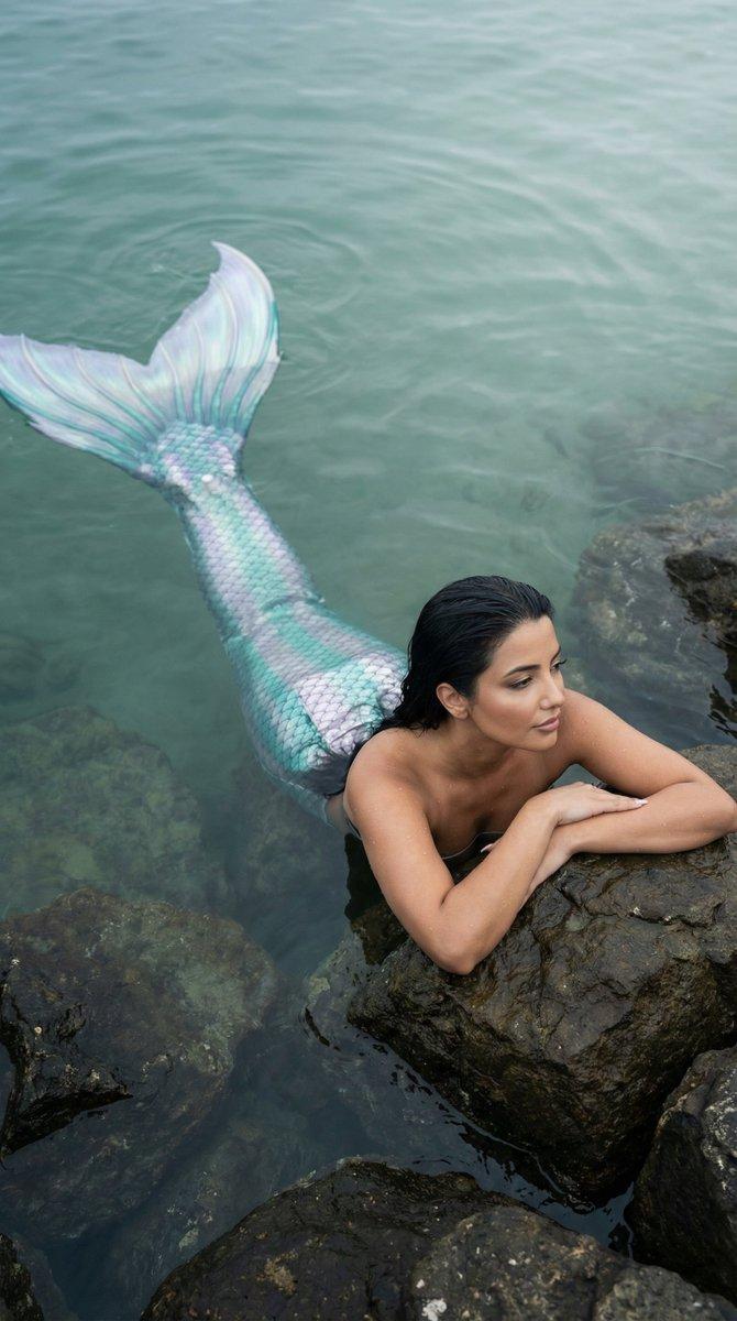 浅水中的电影美人鱼肖像