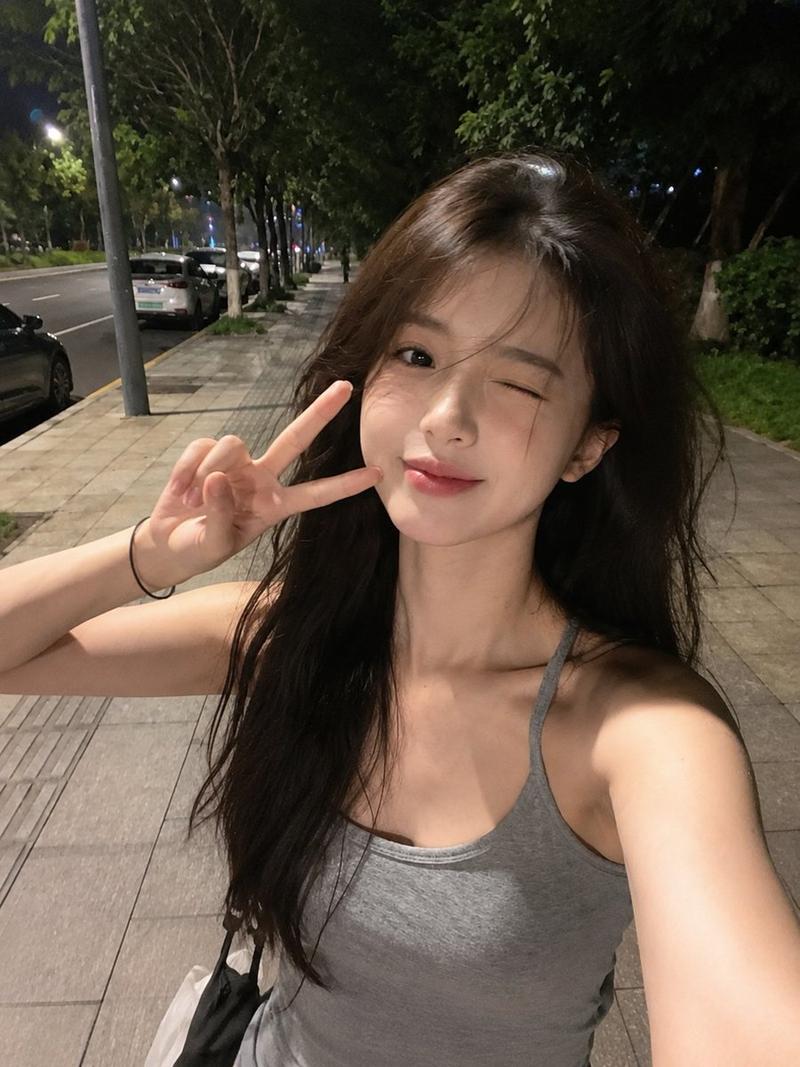 Night smartphone selfie portrait: GPT Image 2 prompt