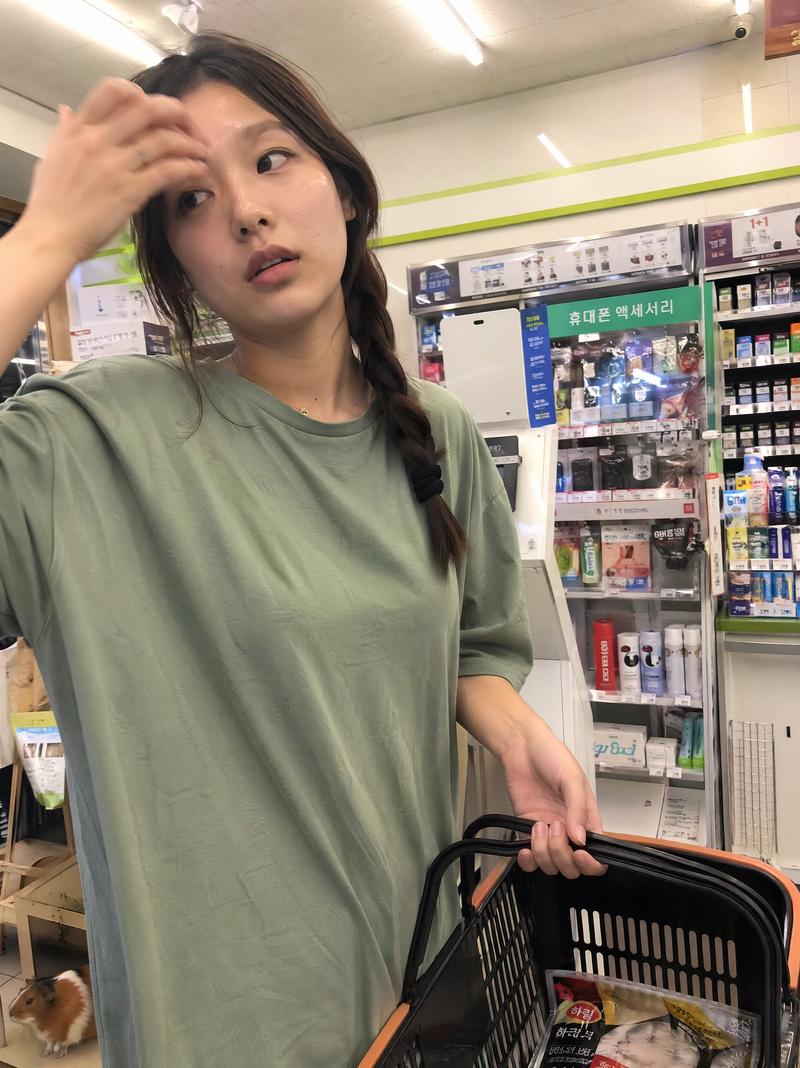 便利店前置镜头捕捉韩国女子生活瞬间