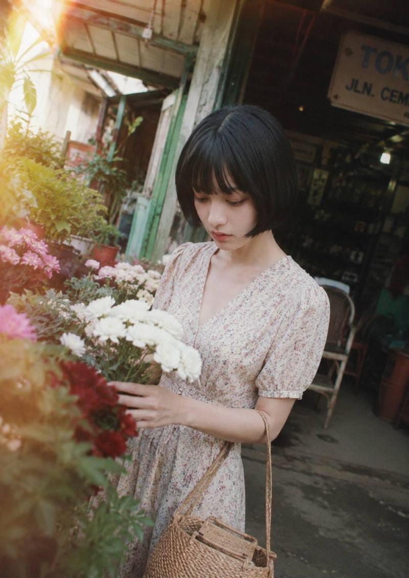 梦幻电影感街头少女赏花肖像