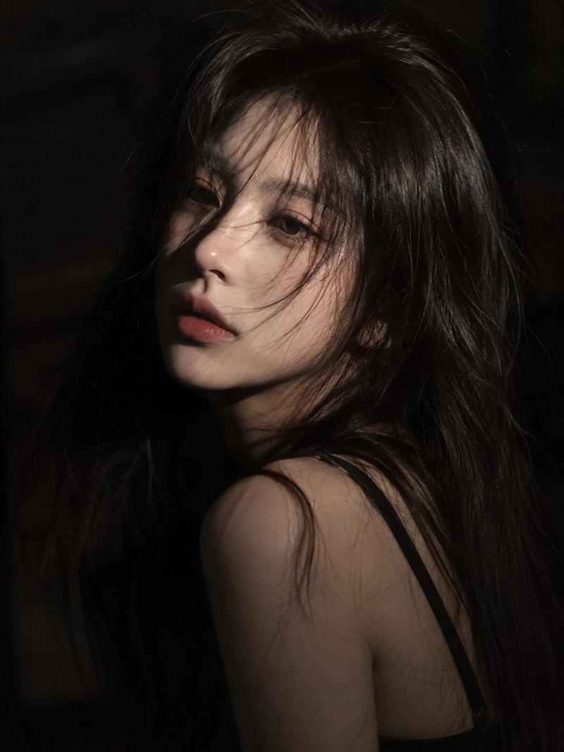 忧郁氛围东亚少女特写电影剧照