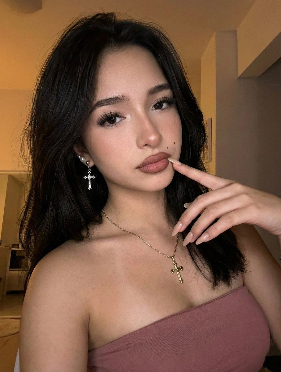 昏暗琥珀光下的高保真妩媚人像特写