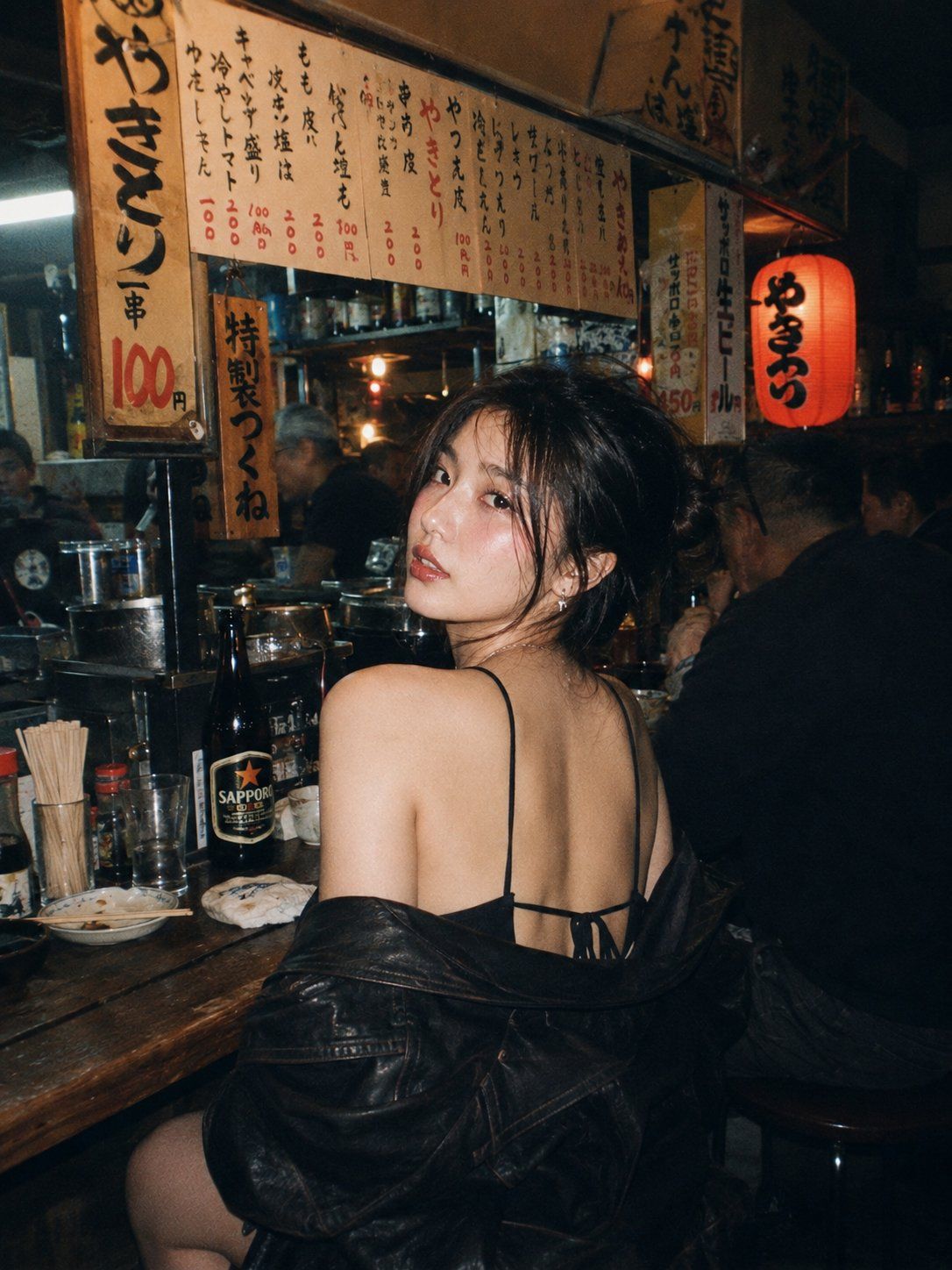 居酒屋红衣东亚美女电影感氛围写真