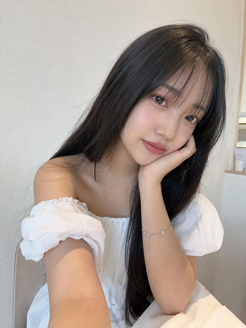 唯美日系少女室内手机自拍人像