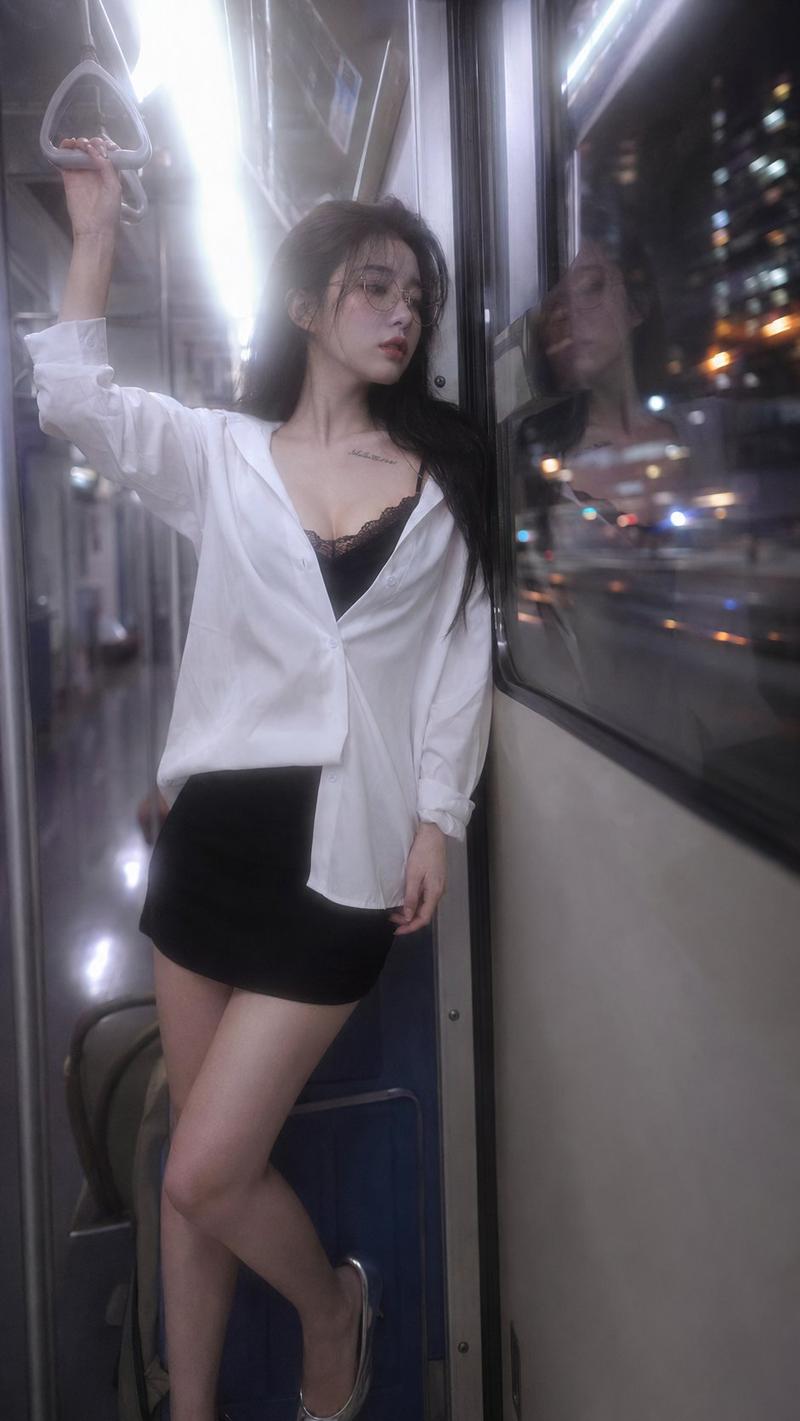 日系写真深夜末班车中国网红少女