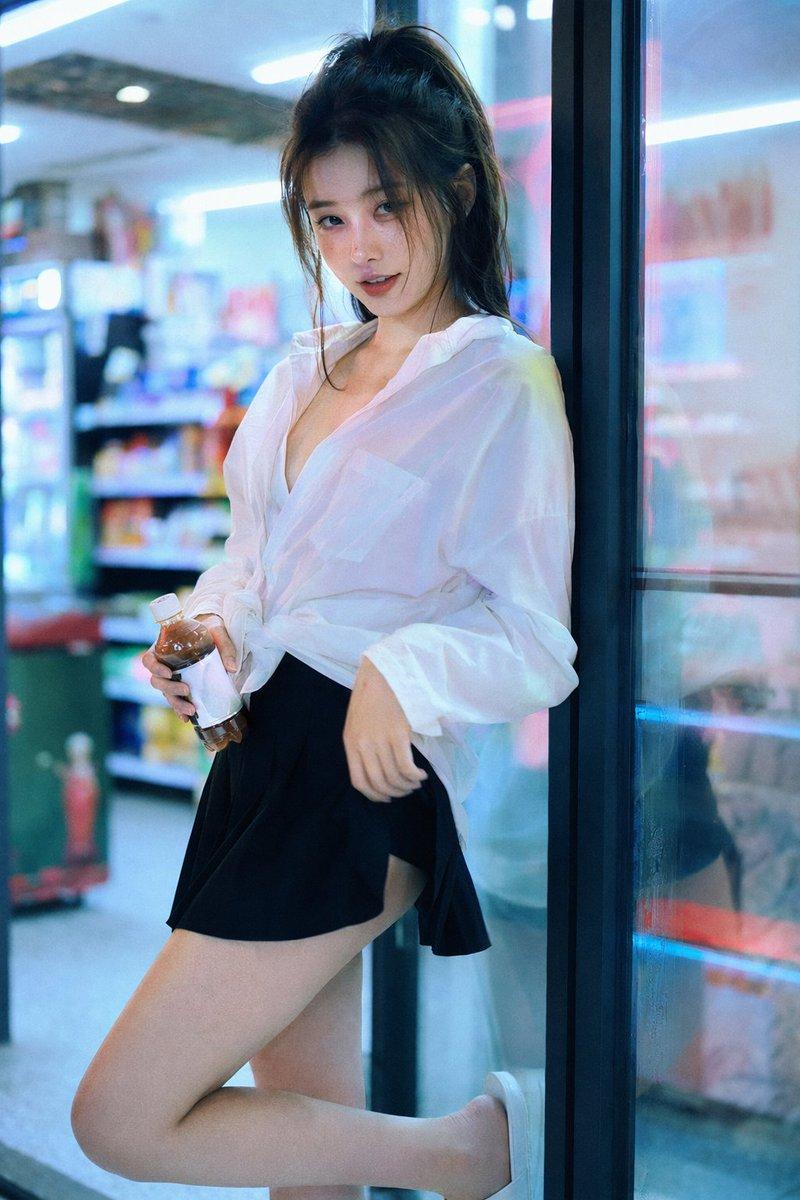 深夜便利店里的性感霓虹少女