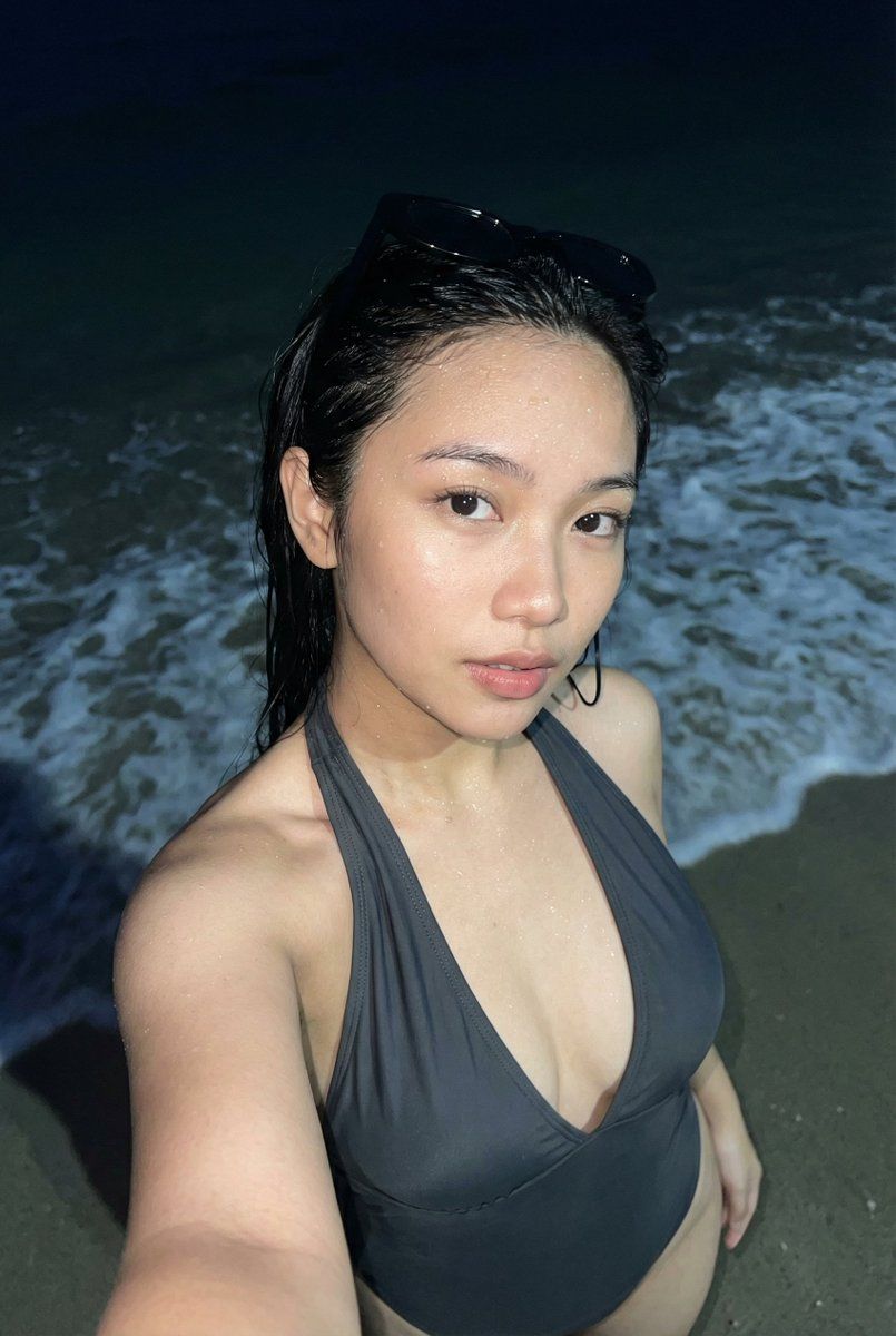 午夜海滩闪光灯下的湿润凝视