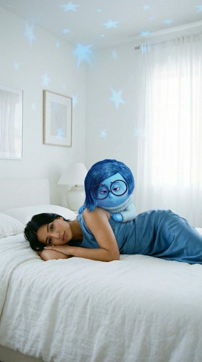 极简白屋中的蓝色星梦与温柔依偎
