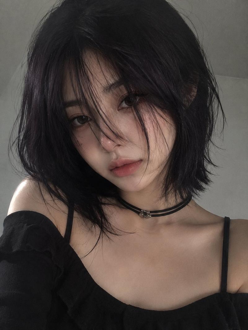极简风紫黑波波头少女持雏菊人像