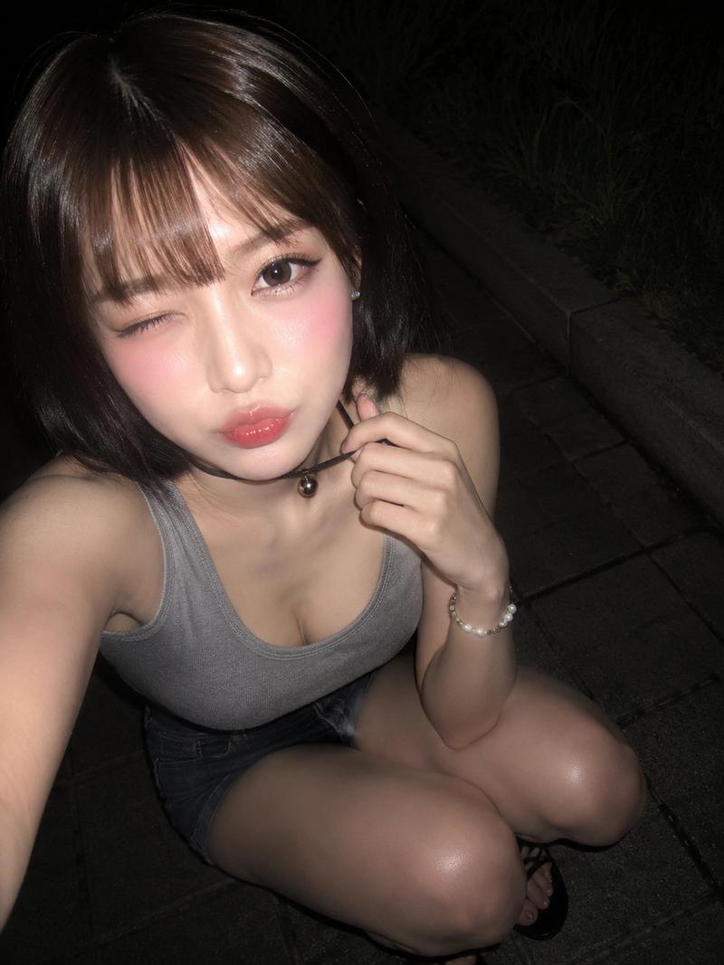 街头深夜手机闪光灯俯拍眨眼少女