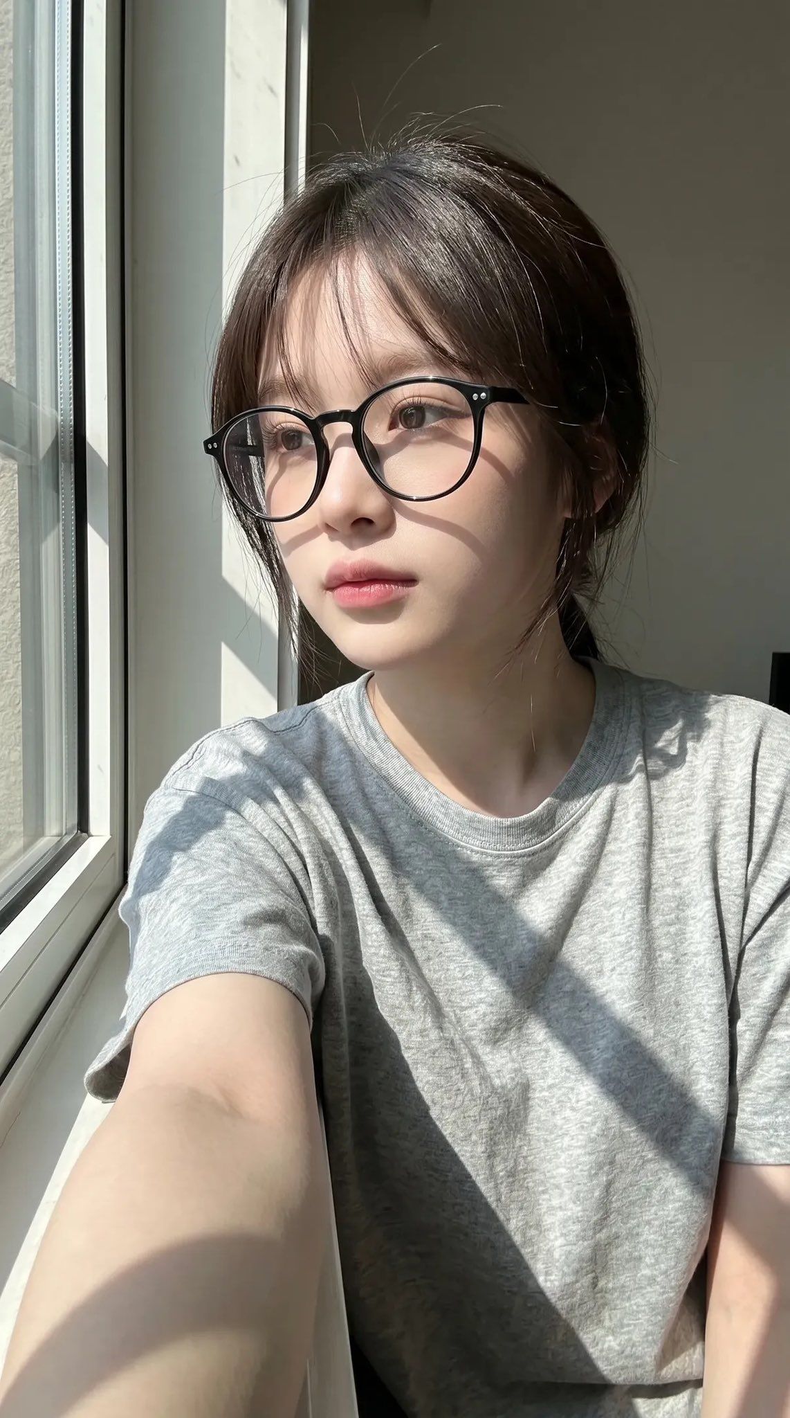 窗边自然光女性手机自拍写实人像