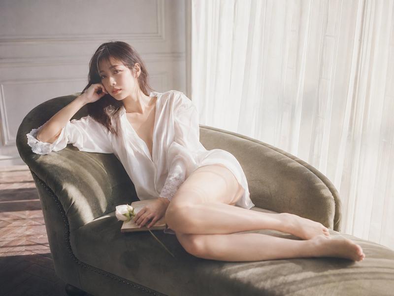 阳光窗边天鹅绒长椅东亚女性人像