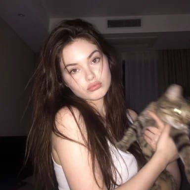 严格人脸一致性持猫少女夜间快照
