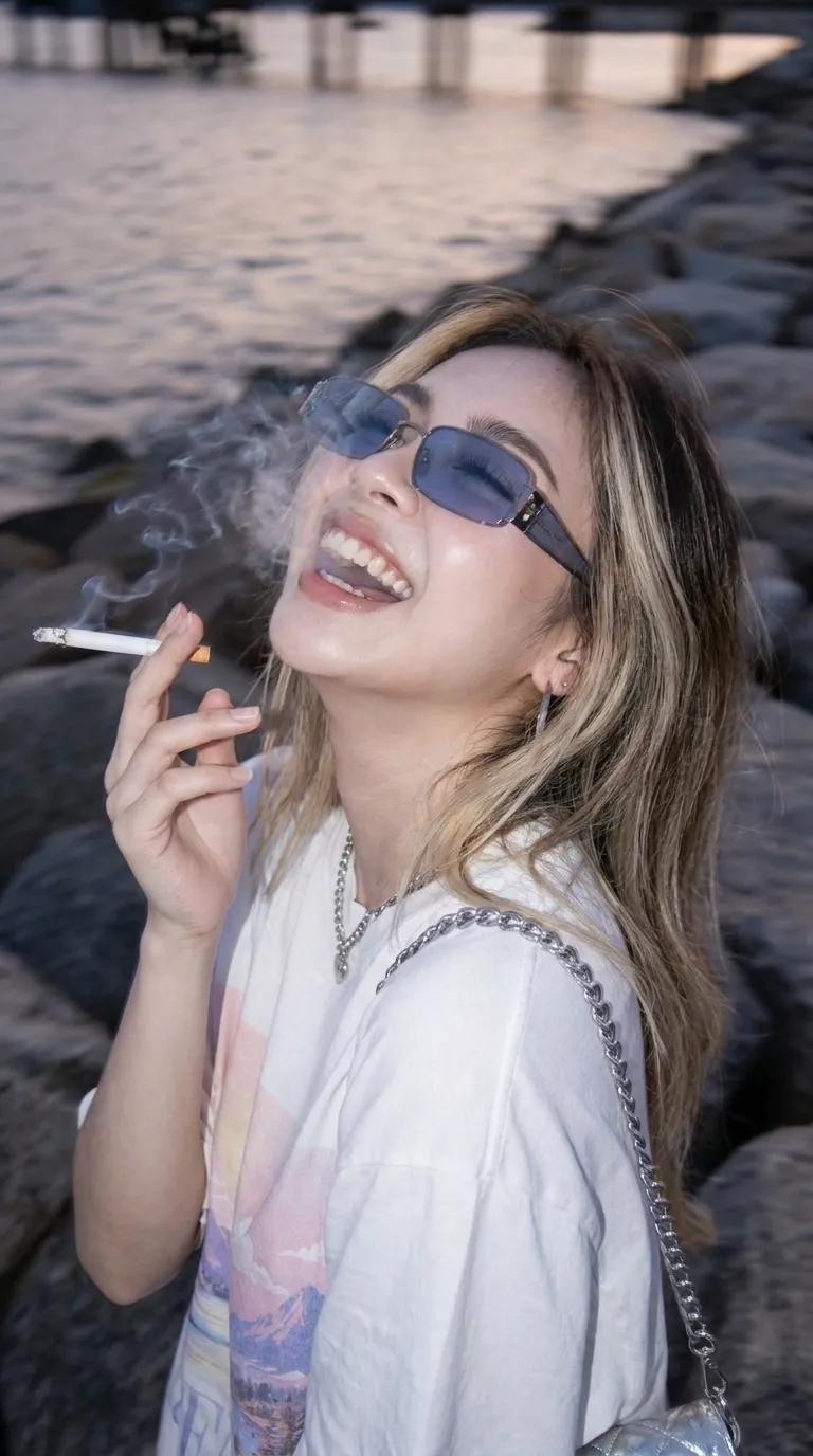 蓝调时刻海岸岩石大笑女性肖像
