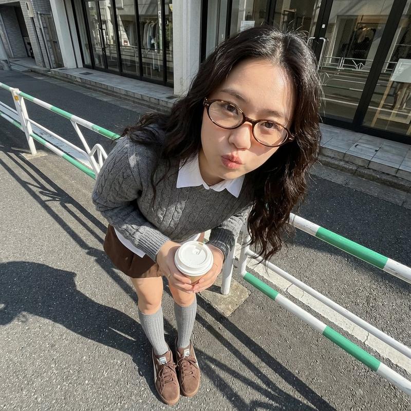 阳光下韩系甜美学院风手捧咖啡少女