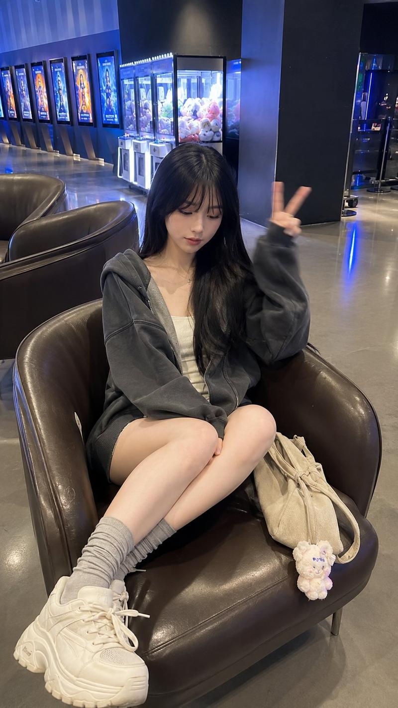 影院大堂休息的东亚年轻女性人像