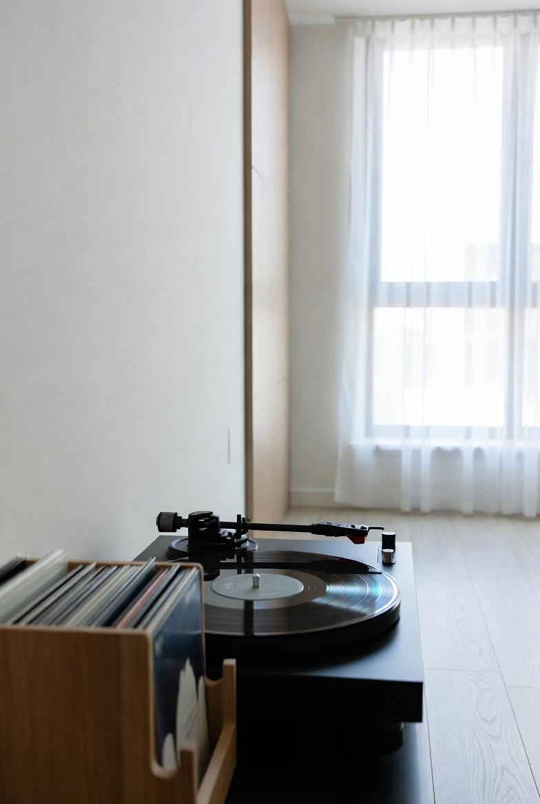 modern vinyl records turntable, aesthetic minimalist interior