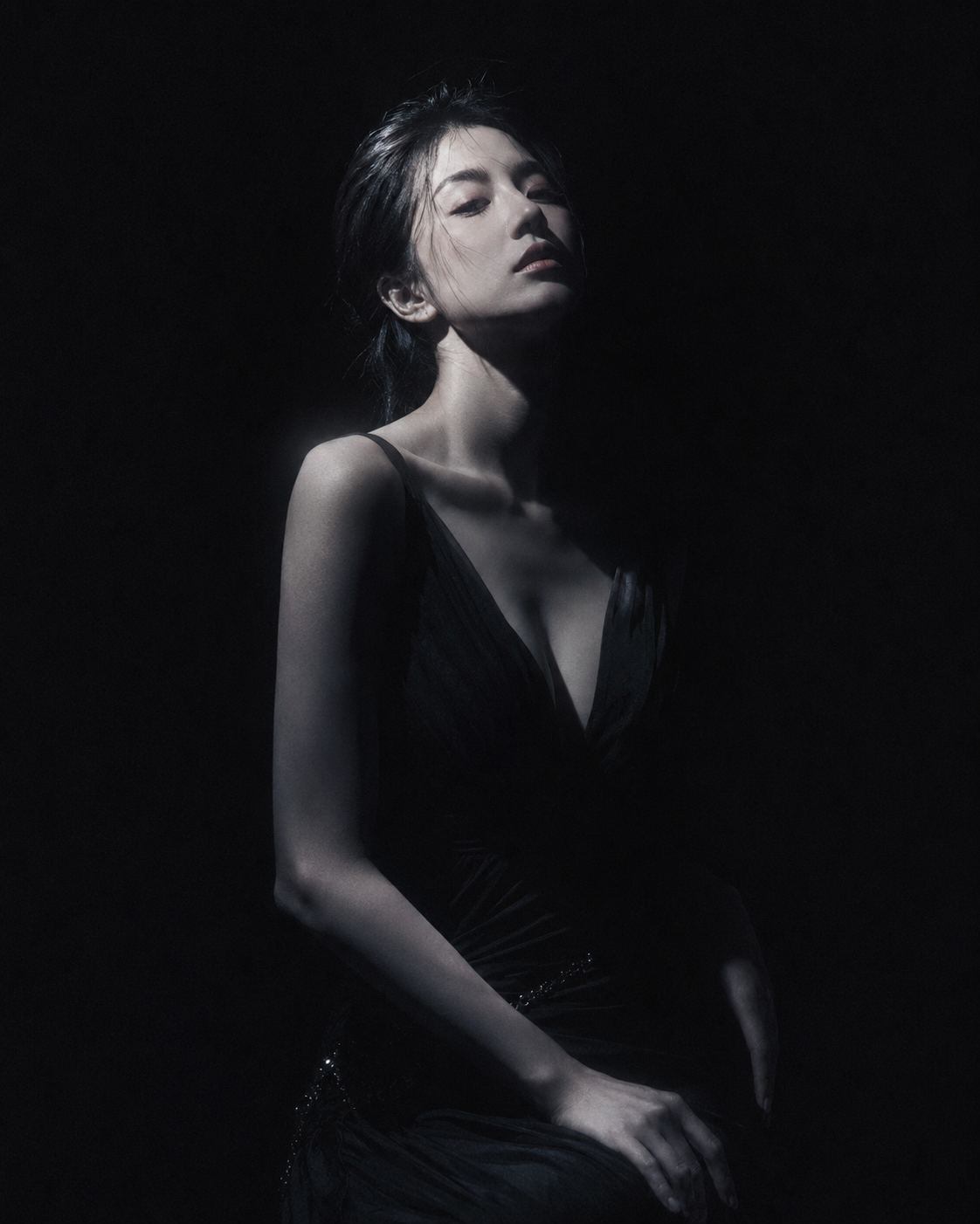 暗黑极简冷光半写实插画,主体为身穿深色低领长裙的漂亮韩国女明星,眼神冷峻,面容俊俏,纯黑背景,大面积黑场吞没画面,侧上方冷白硬光局部照亮主体,强烈明暗切割,高反
