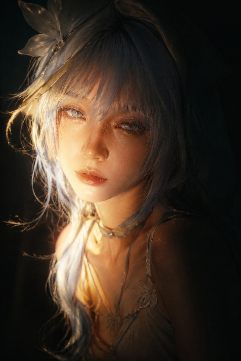 20岁东方成年女性cosplay模特,扮演角色守岸人(鸣潮),近距离复古暗光人像,保留角色原本的发型、发色、瞳色、脸部特征、气质与核心识别点,将角色转化为夜晚暖