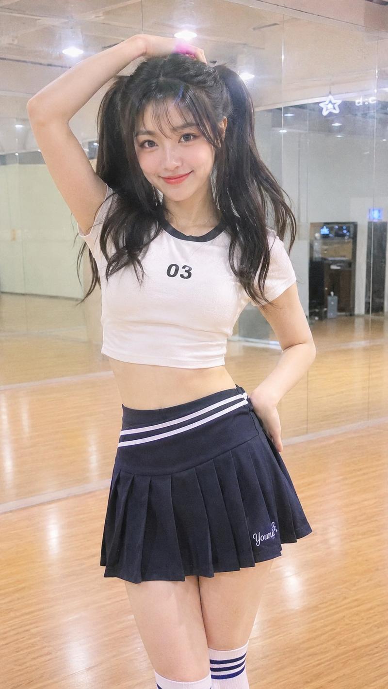 又是元气满满的一天 「柔光CCD风」×「女团元气写真」这类图,把那种“练习生日常抓拍感”写出来了。 这张 GPT Image 2 值得参考的是青...