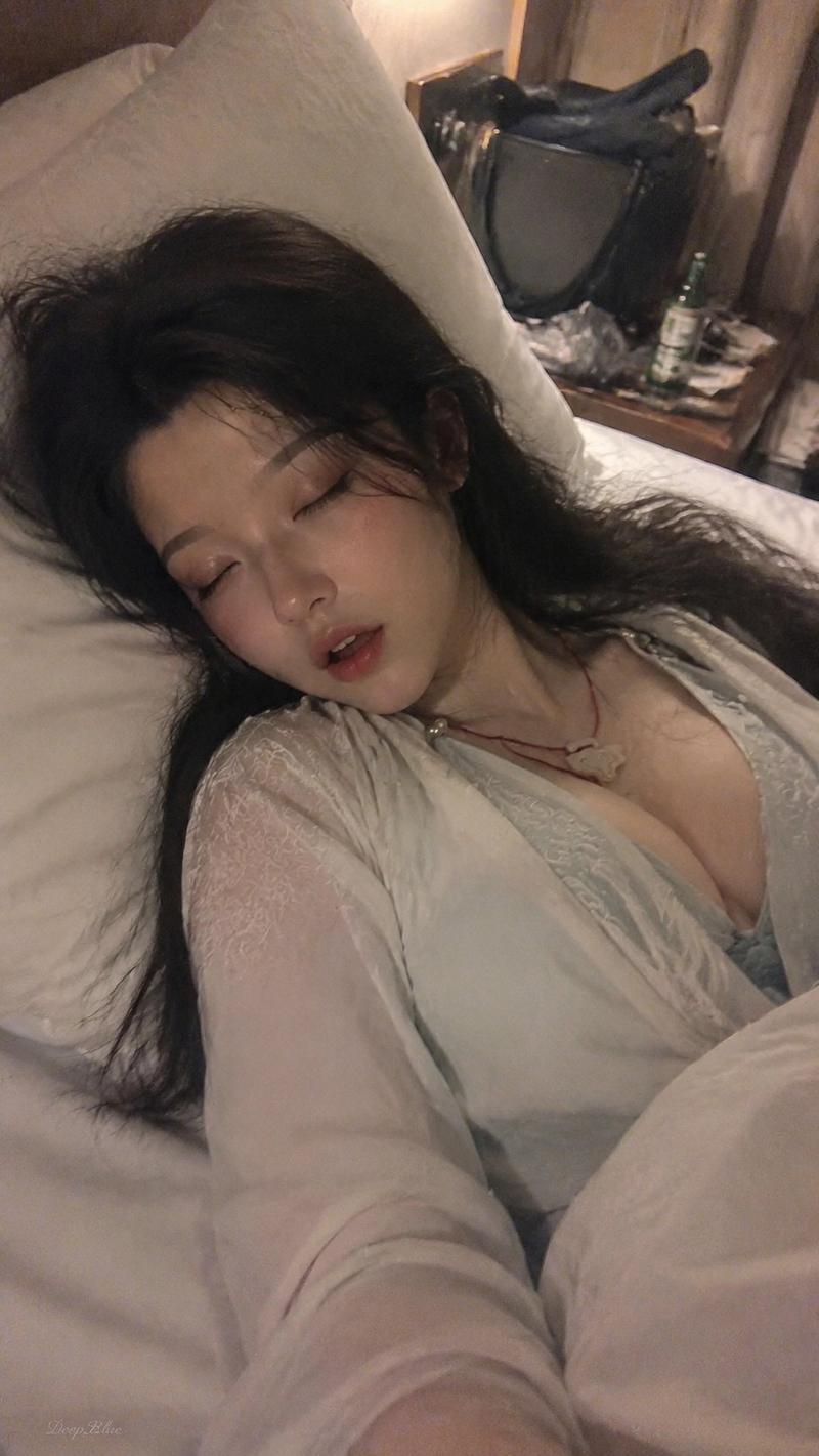 GPT-Image-2|旧手机里的夜宿抓拍感