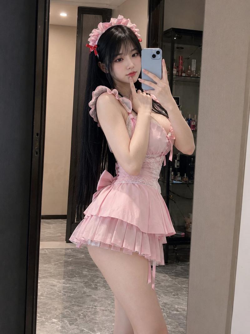 粉色,粉色,粉色,可爱 GPT-图像2提示 创建一张逼真的3:4比例镜前自拍肖像,描绘一位美丽的成年东亚女性在现代公寓的更衣区摆姿势。她拥有柔和...