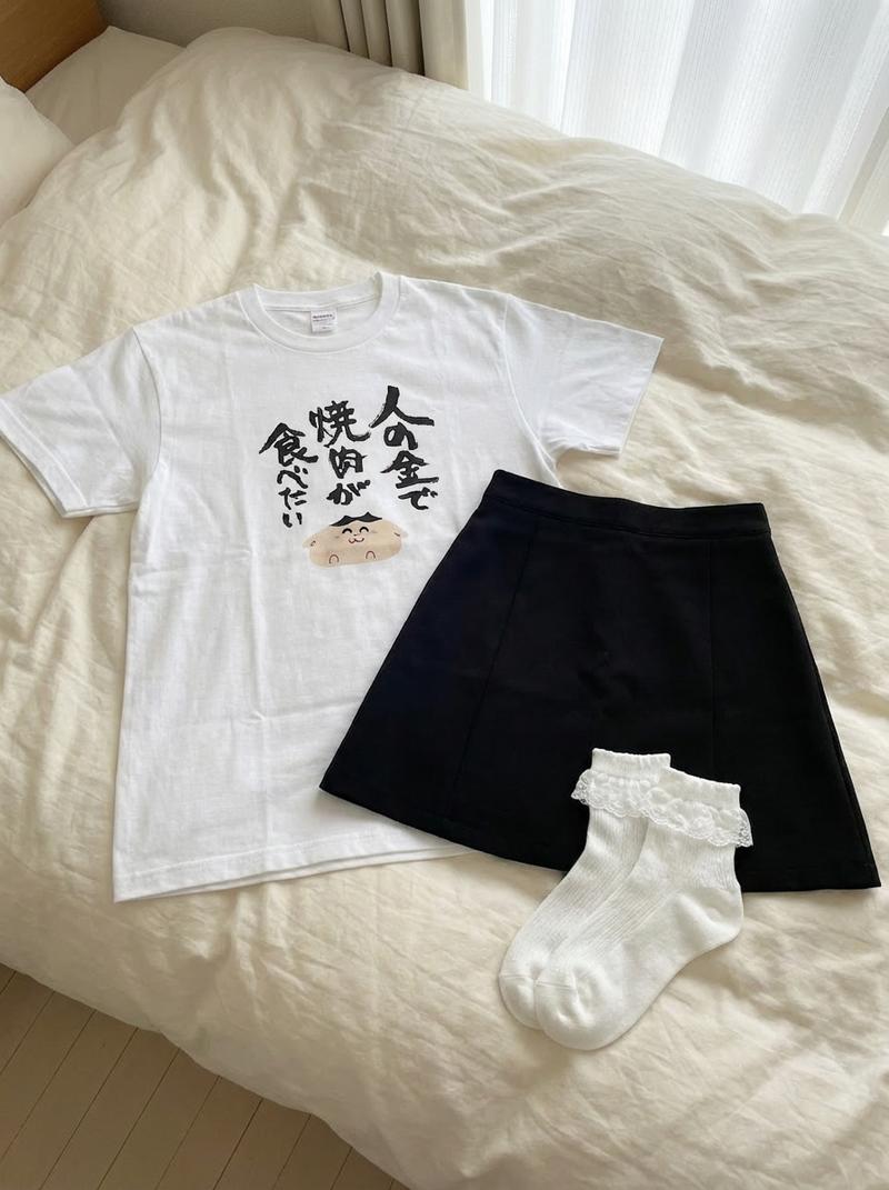 CHAO2U REAL - AI生成:床上的服装细节