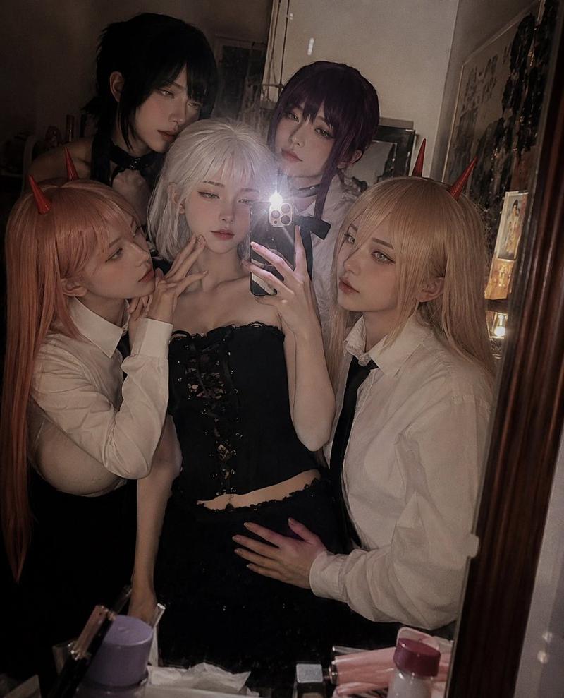动漫 Cosplay 镜面自拍