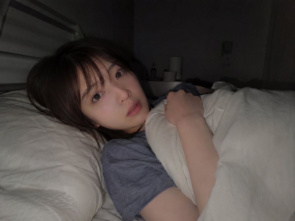 昏暗卧室睡前人像