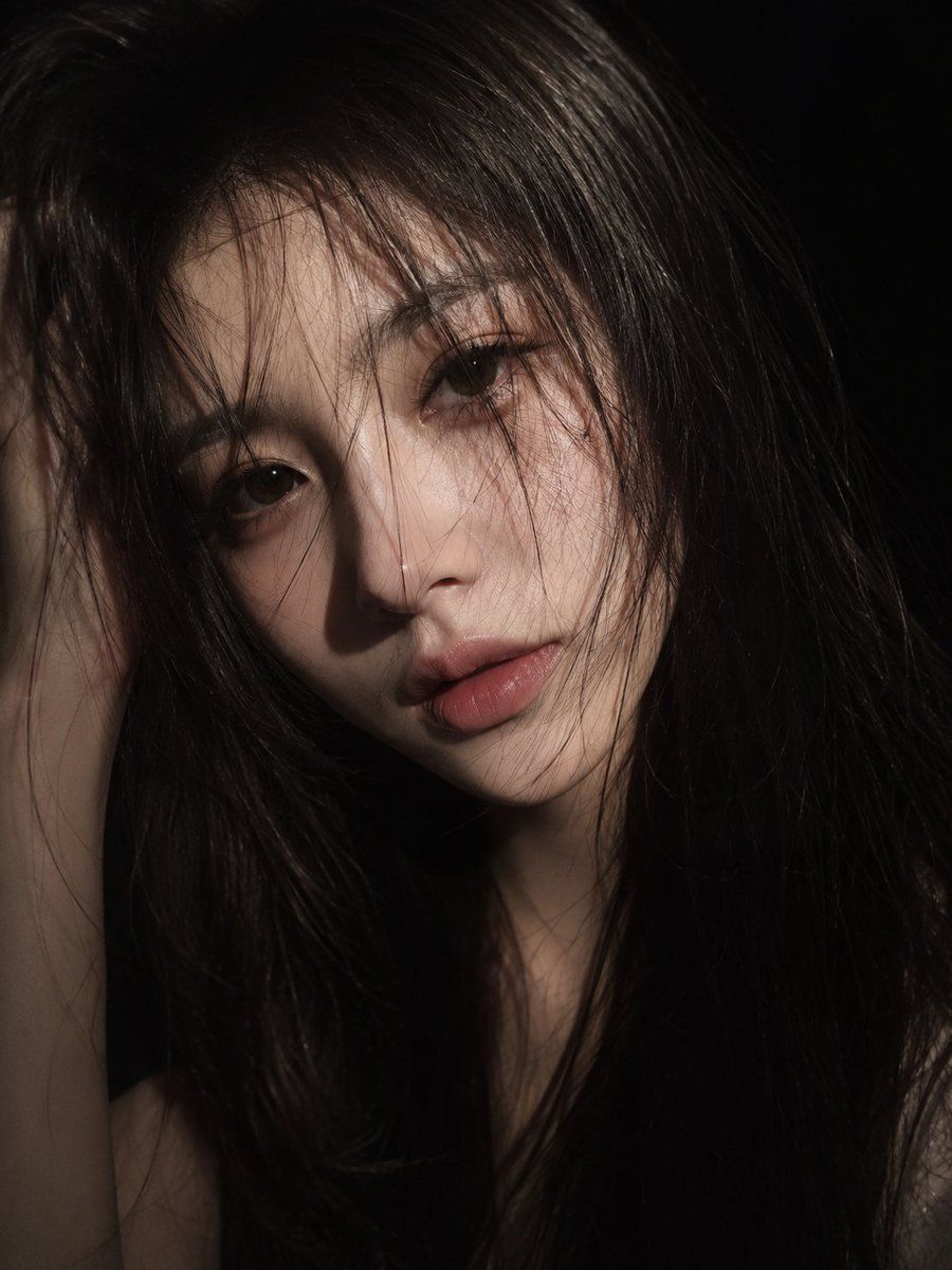 电影感忧郁女性肖像