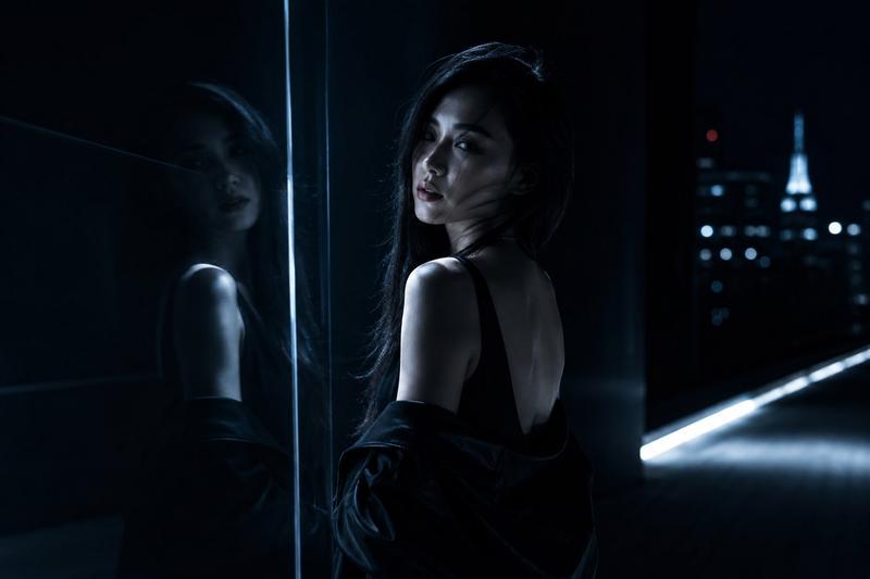 忧郁夜色阳台时尚人像