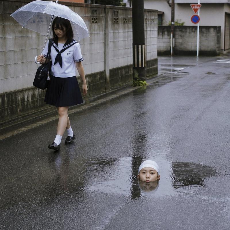 雨中日本街道超现实水坑场景