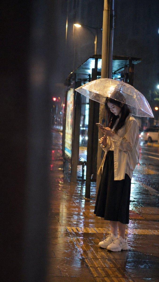 电影感雨夜公交车站提示词