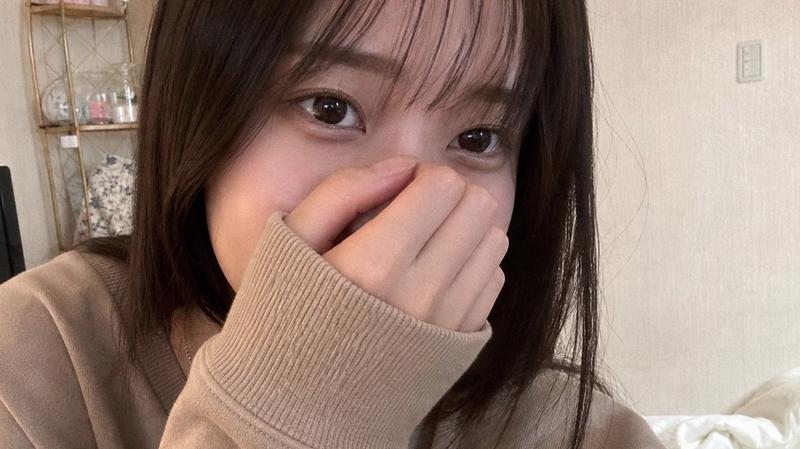 写实风格害羞卧室自拍