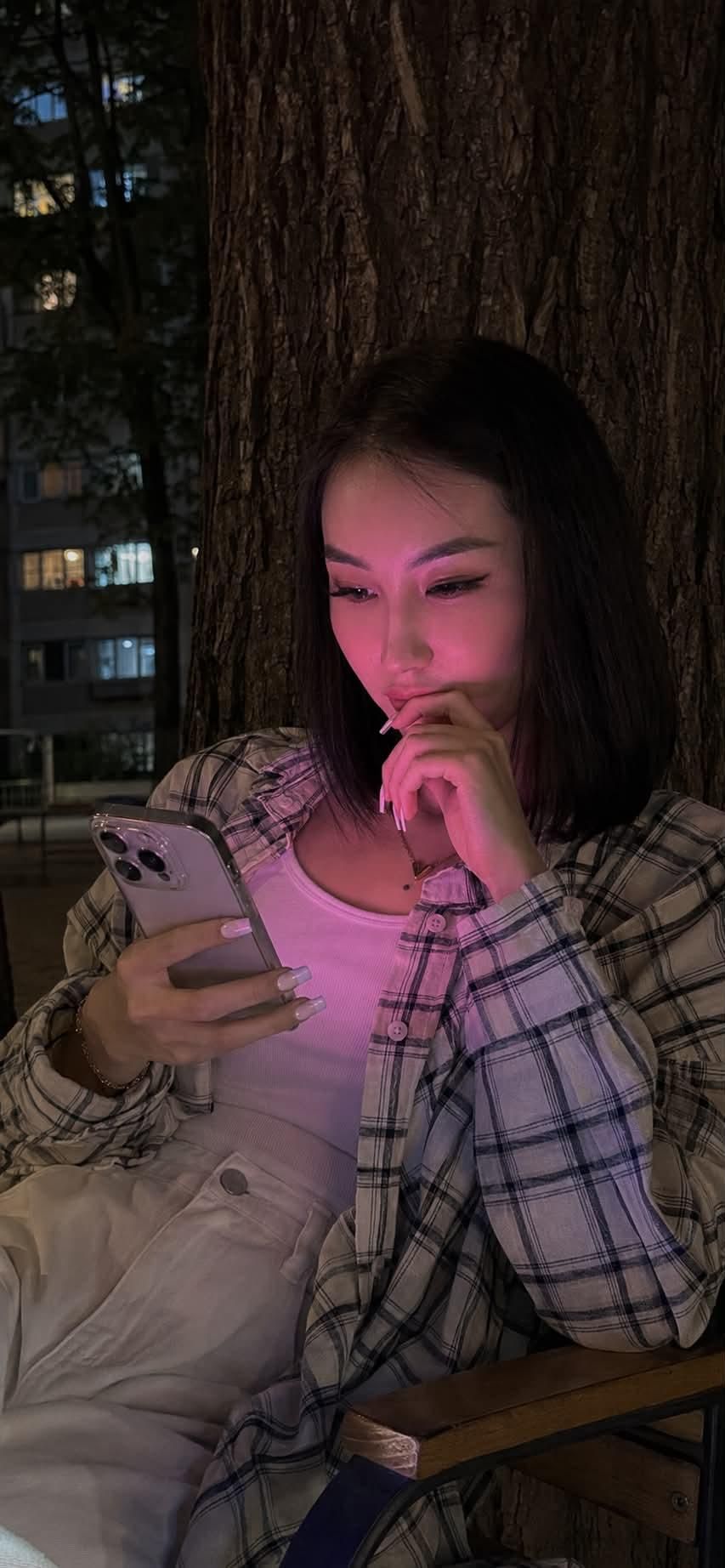写实的 iPhone 夜间人像