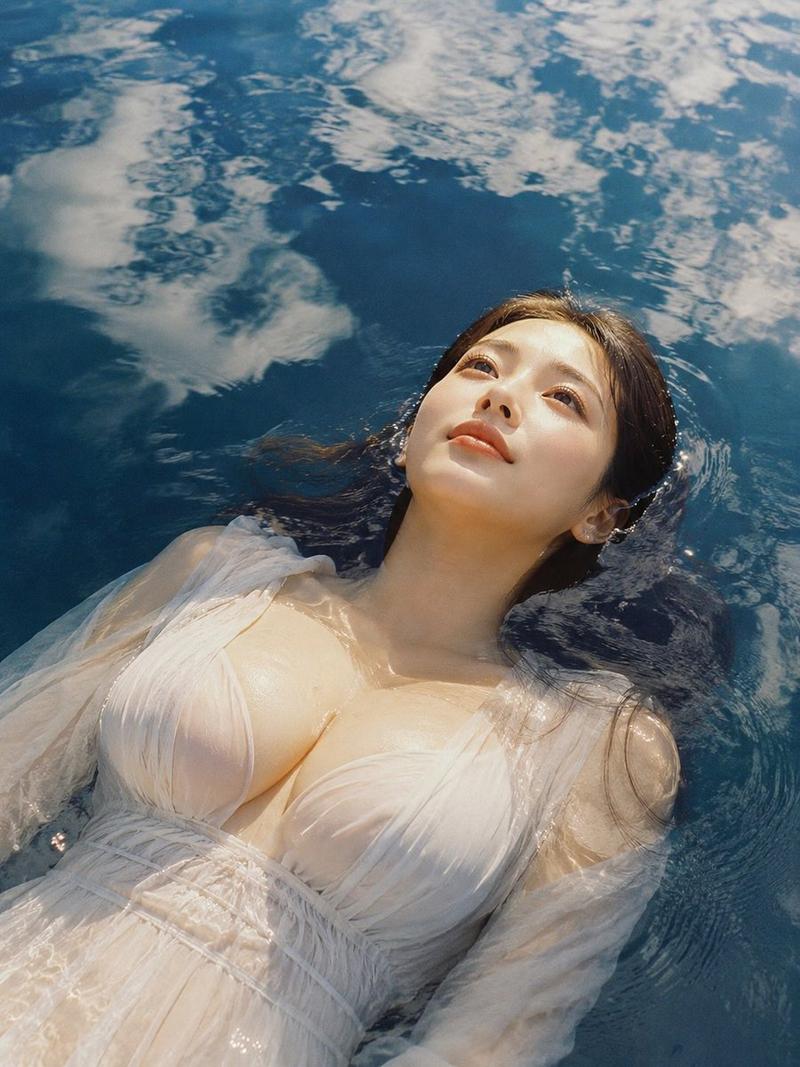 漂浮在反光水面上的女性