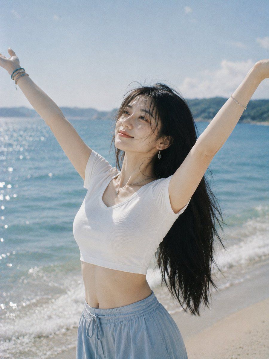 海滩上举起双臂的快乐女性
